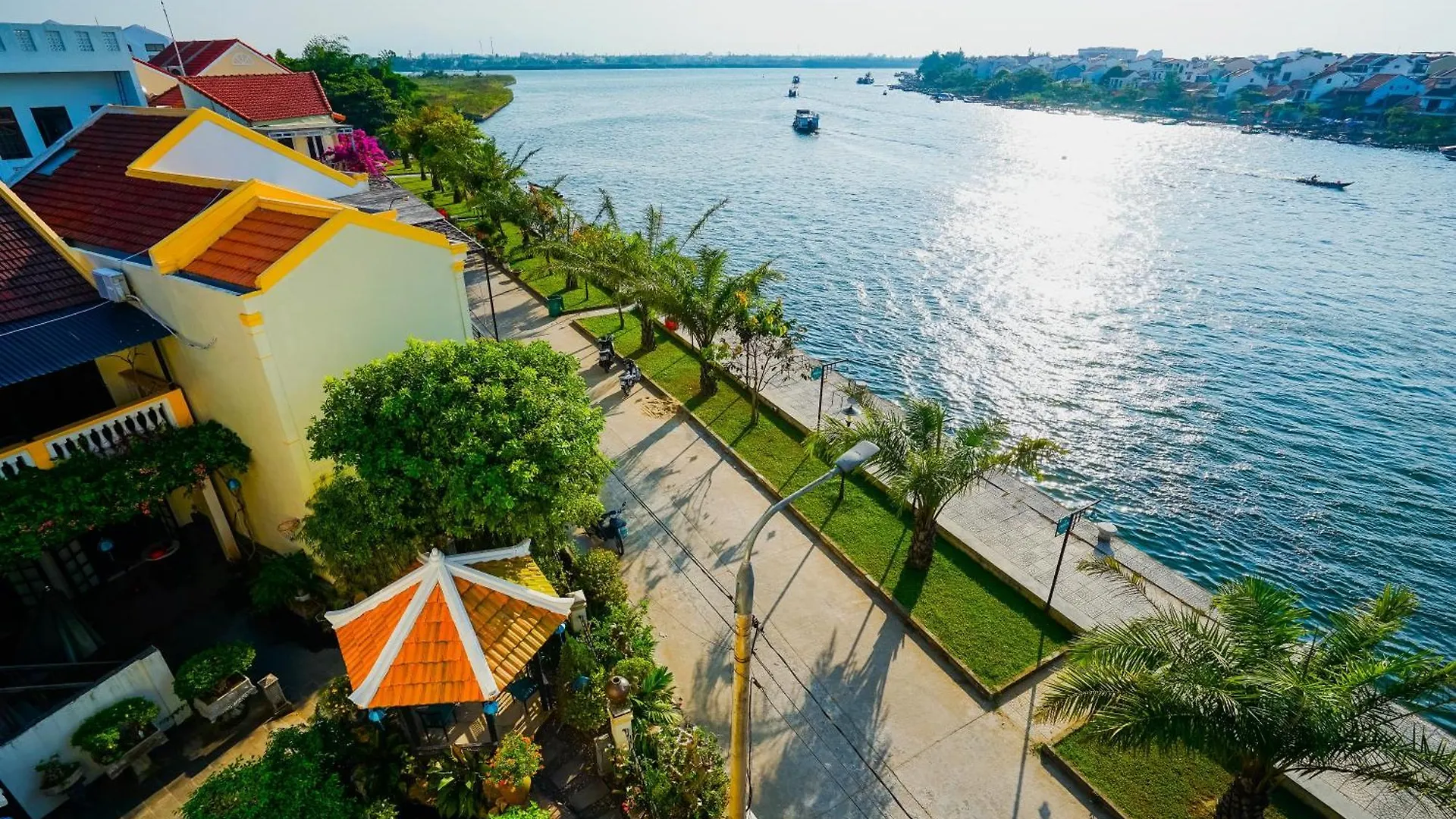 Koi Riverside Apartments ホイアン